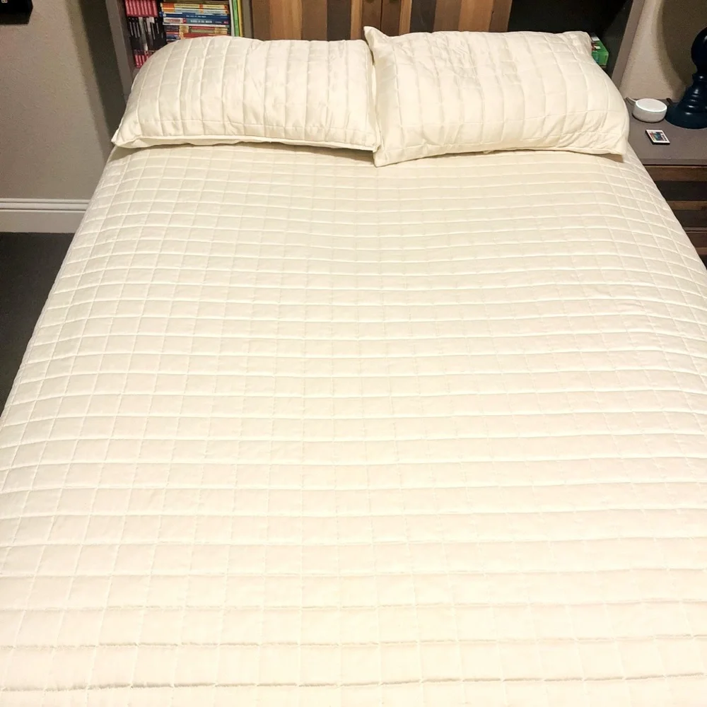 Brand new cream queen coverlet set with standard shams